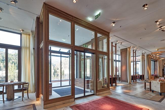 Interior view: vestibule with glazed automatic door system.