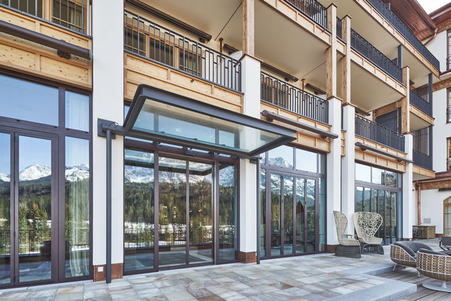 Le porte automatiche in vetro si integrano perfettamente nella facciata della terrazza panoramica.