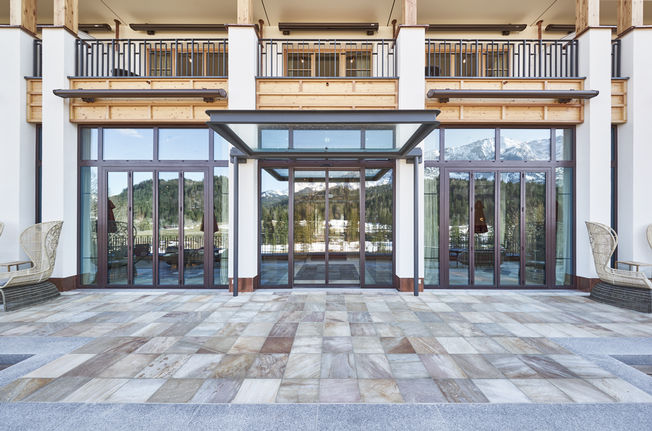 Las puertas automáticas acristaladas se integran perfectamente en la fachada de la terraza panorámica.