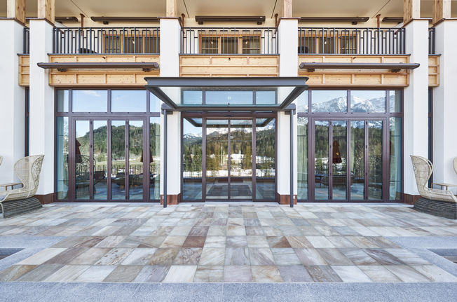 Les portes automatiques en verre s’intègrent parfaitement dans la façade de la terrasse d’observation.