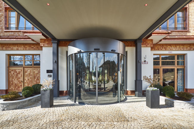 Slimdrive SCR Voor representatieve gebouwingangen met grote lichtinval. Heeft een geïntegreerde accu voor noodopening bij veiligheidsrelevante storingen, zoals stroomuitval.