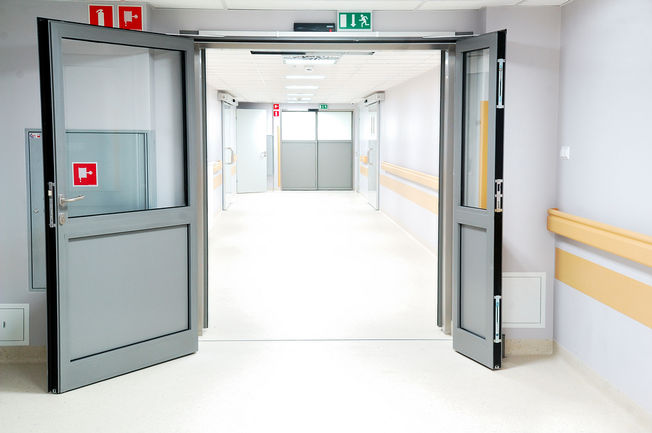 Zatvarači vrata TS 5000 i 3000 ISM na Vojnom institutu za medicinu Zatvarač vrata TS 5000 Ovaj zatvarač vrata za jednokrilna vrata simbol je za jasne linije. Odobren je za instalaciju na protupožarna i protudimna zaštitna vrata i za instalaciju 3000 ISM na Vojno medicinskom institutu u Varšavi, Poljska.