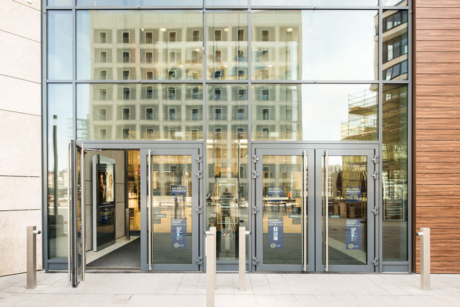 GEZE equipó el centro comercial con lo último en cuanto a tecnología en puertas y seguridad. El edificio fue galardonado con el nivel Gold del precertificado por la German Sustainable Building Council (DGNB).