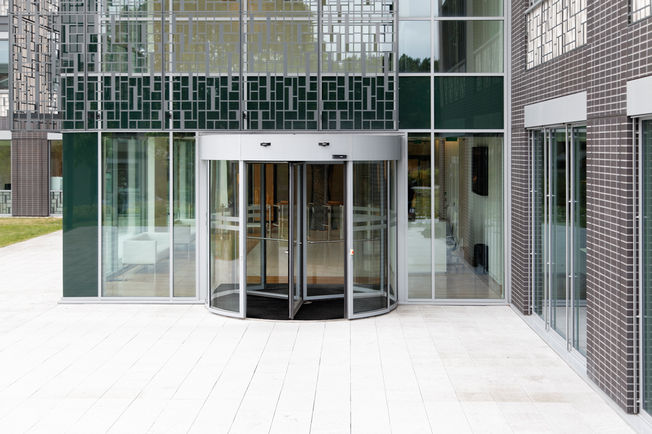 TSA 325 NT Automatik Für Innen- und Außentüren mit hoher Begehfrequenz .  Repräsentative Gebäudeeingänge mit großem Lichteinfall. Hat ein hohen Isolationseffekt gegen Zugluft, Witterungseinflüsse und Lärm. Die Automatikgeschwindigkeit ist einstellbar passend zum Durchgangsverkehr.    Hat ein Akku für Notöffnung bei sicherheitsrelevanten Fehlern wie z.B. Stromausfall.