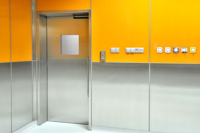 TSA 160 NT u Dječjoj bolnici Varšava, Poljska Automatsko postrojenje TSA 160 NT IS je sustav zaokretnih vrata s integriranom, nevidljivom regulacijom slijeda zatvaranja.