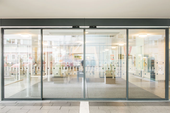 Moderna y acogedora: la entrada principal del hospital ofrece comodidad sin barreras arquitectónicas