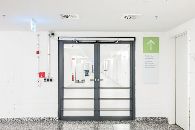 Slimdrive EMD F-IS sıralı kapanma mekanizması ile Yangın ve duman geçirmez kapı, Olgahospital'de, Stuttgart