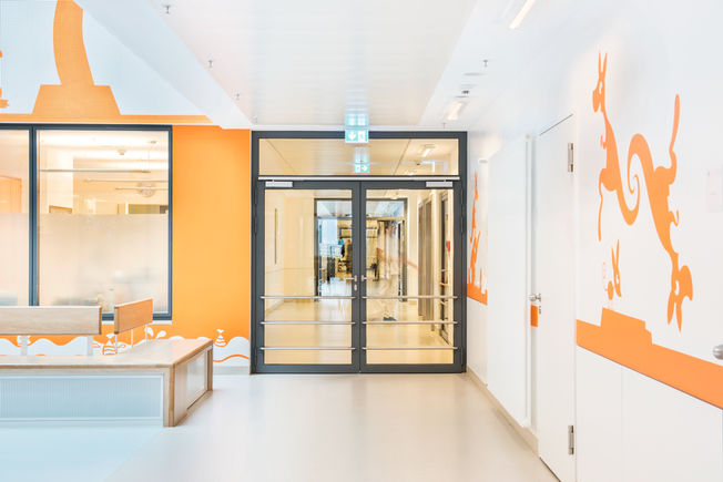 Automatic safety Hold-open systems keep fire protection doors open and close them safely in the event of a fire. GEZE provides all the components of a hold-open system from a single source. 