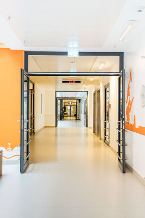 Felső szerelésű, csúszósínes ajtózár TS 5000 R-ISM, beépítve a stuttgarti Olgakórházban. Tűzszakaszajtó TS 5000 R-ISM-mel, csúszósínes ajtócsukó rendszer kétszárnyú ajtókhoz csukássorrend szabályozással és füstkapcsolóval.