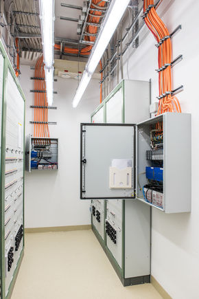 MBZ 300 N72, Olgahospital Auch komplexeste RWA-Szenarien, wie im Krankenhaus Olgahospital, steuert die modulare Notstromzentrale MBZ 300. Sicherheit und Zuverlässigkeit - sowohl im Brandfall als auch im täglichen Lüftungsbetrieb.