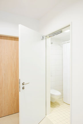 Doors in patient rooms GEZE floor-mounted pivot bearing and T-Stop guide rails ensure a safe environment and improved room hygiene.