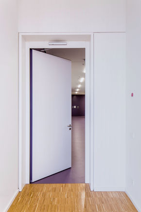 Discretamente integrado en la hoja de la puerta: cierrapuertas de libre movimiento GEZE con función de retención de apertura confortable