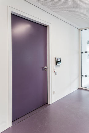 TZ 320 combines access controls with simultaneous emergency exit protection.