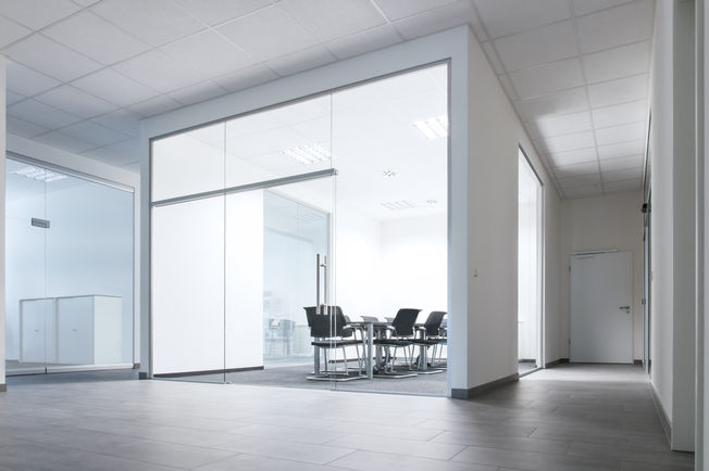 The GEZE Levolan 120 has the same appearance as the well-proven Levolan 60, but with twice the load-bearing capacity. The award-winning door fitting technology for glass and wooden leaves is ideal for offices.