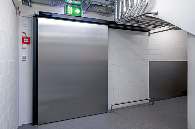 Automatische Metallschiebetür  als Zugang zum Lagerraum. Foto: Lorenz Frey für GEZE GmbH