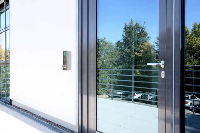 Türzentrale T 320 IP V2A Türzentrale T 320 IP V2A zur Steuerung von Fluchtwegtüren mit Schlüsseltaster, IP-geschütztes Türterminal     für den Außenbereich in Edelstahl Ausführung.