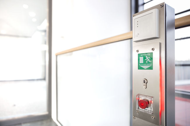 एलईडी बैकग्राउंड लाइटिंग के साथ दरवाजा केंद्र। फ़ोटो: GEZE GmbH के लिए युर्गेन पोलाक