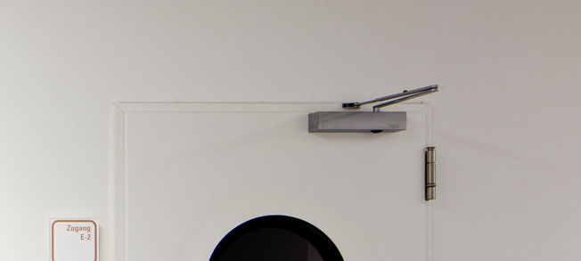 Aufliegende Obentürschließer sind im oberen Bereich der Tür sichtbar auf das Türblatt oder den Rahmen aufgesetzt. Aufliegende Obentürschließer mit Scherengestänge sind weit verbreitet.