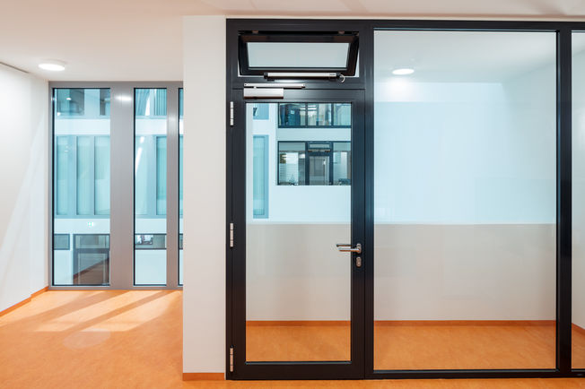 TS 5000 ECline Slimchain-nel ajtótokra szereléssel, a leonbergi városházán Felső szerelésű, csúszósínes ajtózár, az ajtó könnyebb nyitását és a kényelmesebb átjárást lehetővé tevő. nyitásrásegítéses, akadálymentes egyszárnyú ajtókhoz