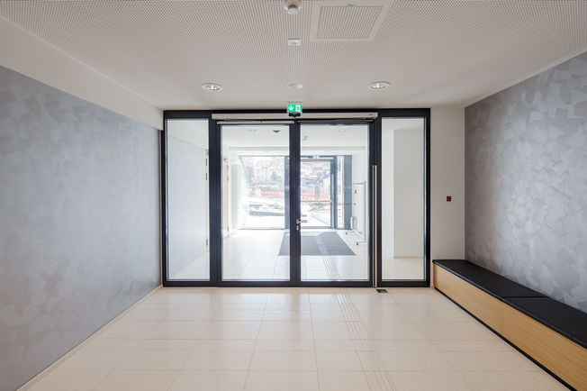 Leonberg town hall Accessibility with a high level of building safety, a vestibule next to the cafeteria serves as the second façade entrance. The outer double leaf vestibule door was equipped with a Powerturn swing door drive in the IS/TS variant, which automatically opens the active leaf.