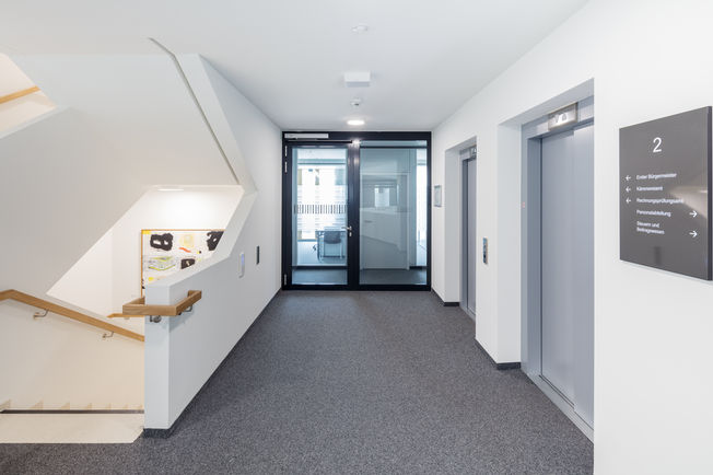 Interior view: contemporary and transparent - fire protection doors as landing doors to the upper floors