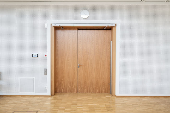 Többfunkciós felhasználói kényelem: rögzítőrendszer a tanácsterem bejáratánál. Fénykép: Jürgen Pollak a GEZE GmbH megbízásából