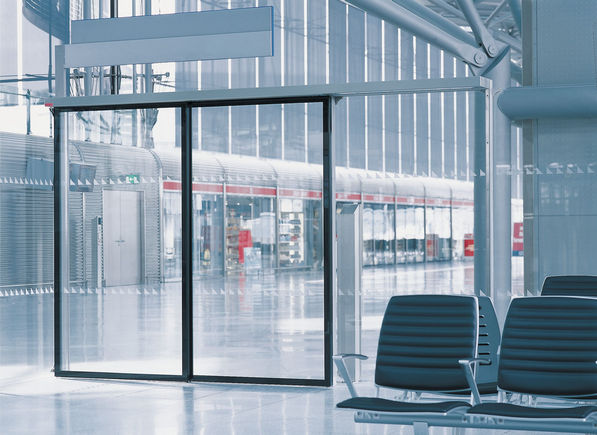 Entraînement automatique de porte coulissante Slimdrive SLT sur lʼaéroport de Cologne-Bonn Système de porte coulissante télescopique automatique à utiliser dans les façades en verre les plus étroites avec deux rails parallèles, guident les vantaux et atteignent des largeurs dʼouverture élevées.