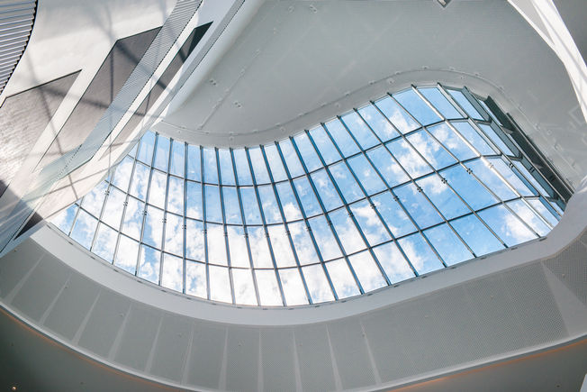 Automatic window openers in the ÖAMTC Mobility Centre in Vienna from the IQ windowdrive series. For example, the ‘strong’ Powerchain chain drive for large windows, including in the roof. Photo: Sigrid Rauchdobler for GEZE GmbH