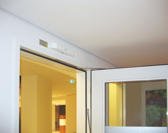 Preventive Medicine entrance: interior door with integrated GEZE Boxer door closer