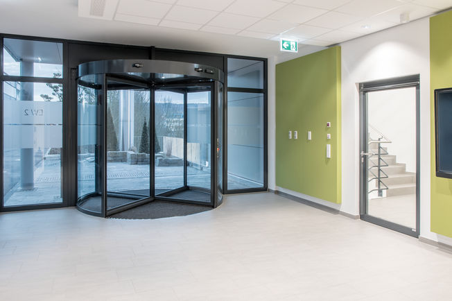 Porte tournante tout verre GEZE TSA 325 NT installé dans le centre de développement de Leonberg Le système de porte tournante automatique pour portes à trois ou quatre vantaux offre non seulement un confort dʼutilisation optimal, mais aussi un design moderne.