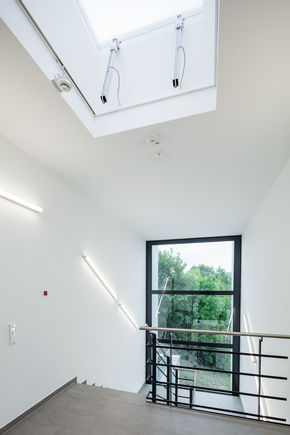 The new SHE switch is compact and designed for small and medium-sized buildings as well as staircases. Photo: GEZE GmbH