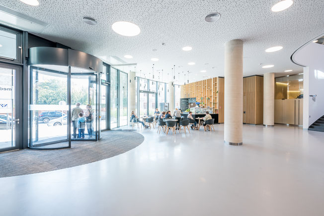 Karusseldrehtür TSA 325 A mit Kettenantrieb Slimchain SYNCHRO und Klapphebelantrieb K600T in der Klinik Medicus in Wrocławiu, Polen Automatisches Karusselltürsystem für drei- oder vierflügelige Türen mit großem Anwendungsbereich   mit hohem Isolationseffekt gegen Zugluft, Witterungseinflüsse und Lärm und Eigenständiger Fehlererkennung und Protokollierung