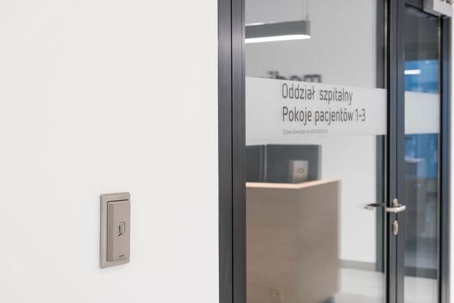 Svingdørsystem Slimdrive EMD-F-IS på Medicus Clinic in Wrocławiu, Polen Elektromekaniske roterende dørsystem for tofløyede dører og røykbeskyttelse med koordinator, hinderdetektering, hinderreversering og Push & Go-funksjon.