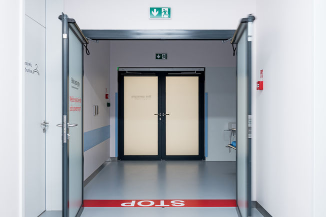 Pogon zaokretnih vrata Slimdrive EMD-F IS u klinici Medicus u Wrocławiu, Poljska Elektromehanički sustav pogona zaokretnih vrata za 2-krilna protupožarna i protudimna zaštitna vrata s funkcijom Low-energy otvara i zatvara vrata sa smanjenom brzinom kretanja te na taj način ispunjava najviše sigurnosne zahtjeve.