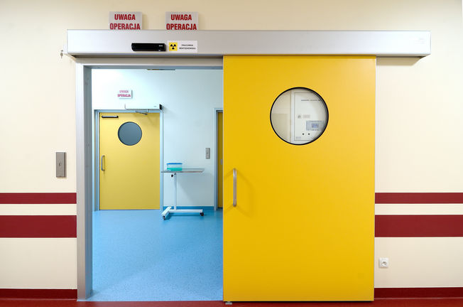 Automatische schuifdeur ECdrive H, speciaal voor ziekenhuizen die zijn geïnstalleerd in de kliniek van Asklepios in Rzeszów (Polen) Automatisch lineair-schuifdeursysteem voor gebieden met verhoogde hygiënevoorschriften