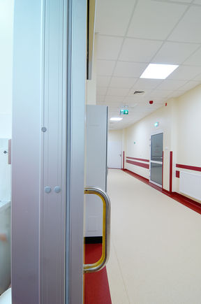 Automatska klizna vrata ECdrive H posebno za bolnice ugrađena u Asklepios klinici u Rzeszów (Poljska) Automatski sustav linearnih kliznih vrata za područja s povećanim higijenskim zahtjevima