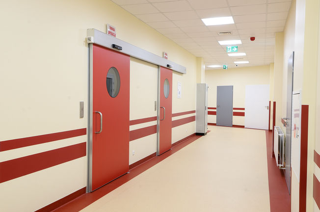 automatska klizna vrata ECdrive H posebno za bolnice ugrađena u Asklepios klinici u Rzeszów (Poljska) Automatski sustav linearnih kliznih vrata za područja s povećanim higijenskim zahtjevima