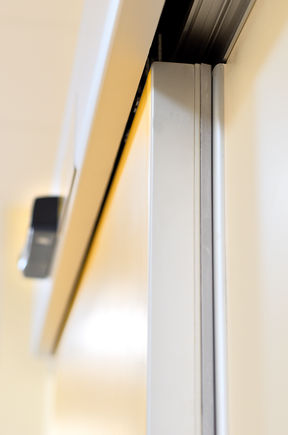 Automatska klizna vrata ECdrive H posebno za bolnice ugrađena u Asklepios klinici u Rzeszów (Poljska) Automatski sustav linearnih kliznih vrata za područja s povećanim higijenskim zahtjevima