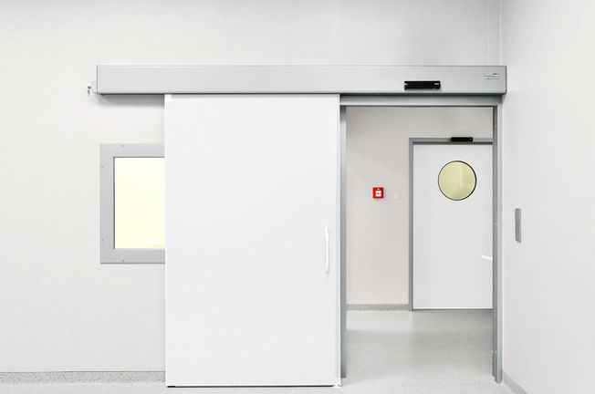 Rzeszów'da (Polonya) Asklepios Klinik'te monte edilen, özel olarak hastaneler için tasarlanmış otomatik sürme kapı ECdrive H Otomatik düz çizgisel sürme kapı sistemi yükselen hijyen gereksinimlerine sahip alanlar için