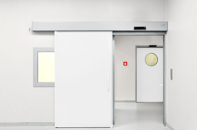 Automatische Schiebetür ECdrive H speziell für Krankenhäuser, verbaut in der Asklepios-Klinik in Rzeszów (Polen) Automatisches Linear-Schiebetürsystem für Bereiche mit erhöhten Hygieneanforderungen