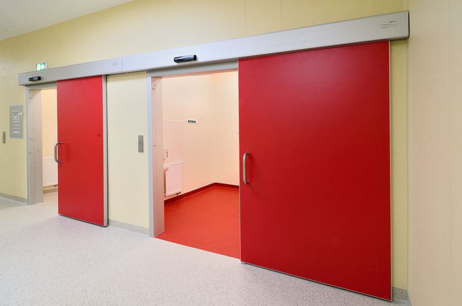 Puerta corredera automática ECdrive H especial para hospitales construida en la clínica Asklepios en Rzeszów (Polonia) Sistema de puerta corredera automática para ámbitos en los que los requisitos de higiene sean más elevados