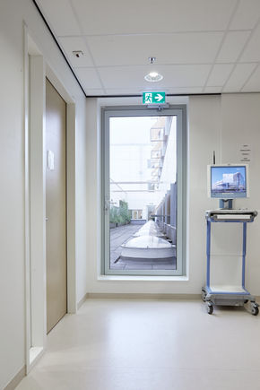 Door closer TS 4000 on a single leaf door in the MST Medisch Spectrum Twente. GEZE door closer TS 4000 with link arm on a single leaf door.    Latching action over the link arm with integrated back check and closing force display, also suitable for fire and smoke protection doors.