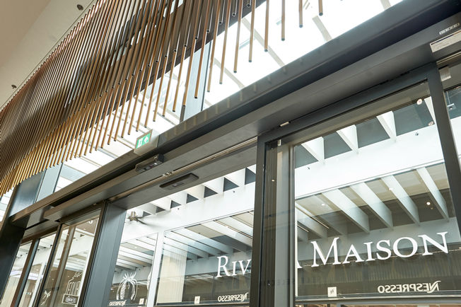 Automatische schuifdeuraandrijving Slimdrive SL-NT, Hörsaalzentrum in het winkelcentrum Gelderlandplein in Amsterdam Automatisch lineair-schuifdeursysteem met lage hoogte en duidelijke ontwerplijn