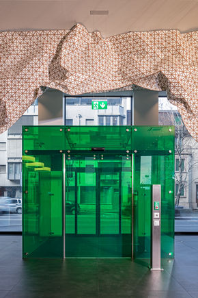 Automatisk skydedørdrev Slimdrive SL NT-FR installeret i Grosspetertower i Zürich Automatisk lineært skydedørsystem til flugt- og redningsveje med lav højde og en klar designlinje.