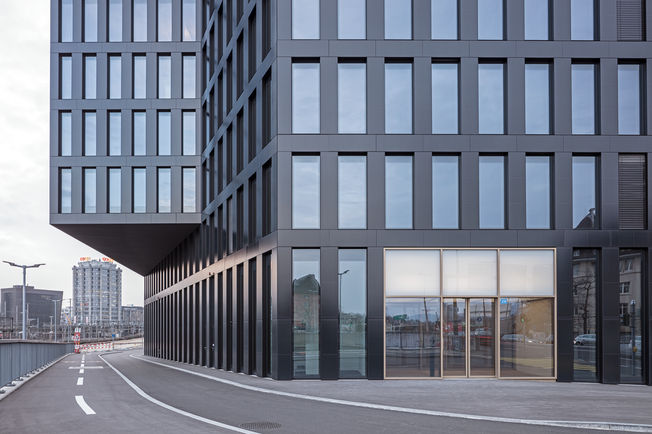 Entraînement automatique de porte coulissante Powerdrive PL-FR installé dans la Grosspetertower de Zurich Système de porte coulissante linéaire automatique pour les grandes portes lourdes à détection et enregistrement dʼerreurs autonomes