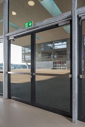 TS 5000 L-ISM VPK TS 5000 L-ISM VPK külső nézete egy kétszárnyú ajtón.