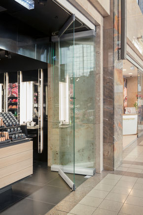 MSW door systems by GEZE in the shopping mall at the BahnhofCity Vienna West In Vienna's Westbahnhof, the design with a right and left stacking area allows a partial opening of the shop front. This means people can leave a shop when the MSW is closed, thanks to a double-action door with a floor spring which is positioned in the stacking area, and forms a secure lock for the moveable glass partition wall.