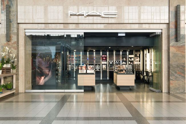 Manual sliding wall systems (MSW) by GEZE in the shopping mall at the BahnhofCity Vienna West. MSW are key in creating an inviting and open atmosphere in shopping malls. Shops and outdoor spaces merge to allow barrier-free access.