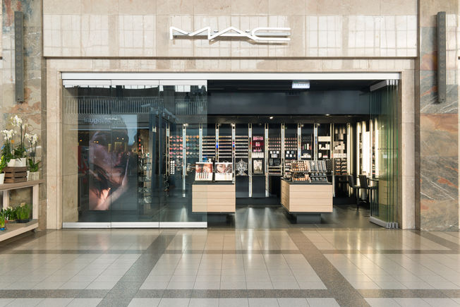 Manuelle Schiebewandsysteme (MSW) von GEZE in der Shopping Mall in der BahnhofCity Wien West. Für eine einladende und offene Atmosphäre sind MSW in Shopping Malls nicht mehr wegzudenken. Geschäfts- und Außenflächen gehen barrierefrei ineinander über.