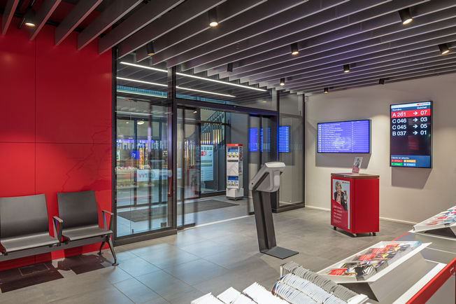 Zürih Oerlikon tren istasyonunda bulunan Slimdrive SL NT-FR otomatik sürgülü kapı motoru montajı Otomatik düz çizgisel sürme kapı sistemi düşük yapı yüksekliğine ve daha net tasarım hattına sahip acil çıkış ve kurtarma yolları